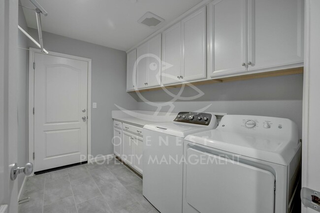 Building Photo - Beautifully maintained and modern 4-bedroom, 2-bathroom