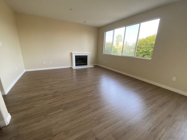 Building Photo - *Move In Special* Great 2 Story 3 bed 2.5 bath near Guajome Lake in Oceanside