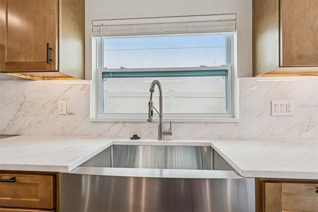 Building Photo - 3921 Versailles Dr