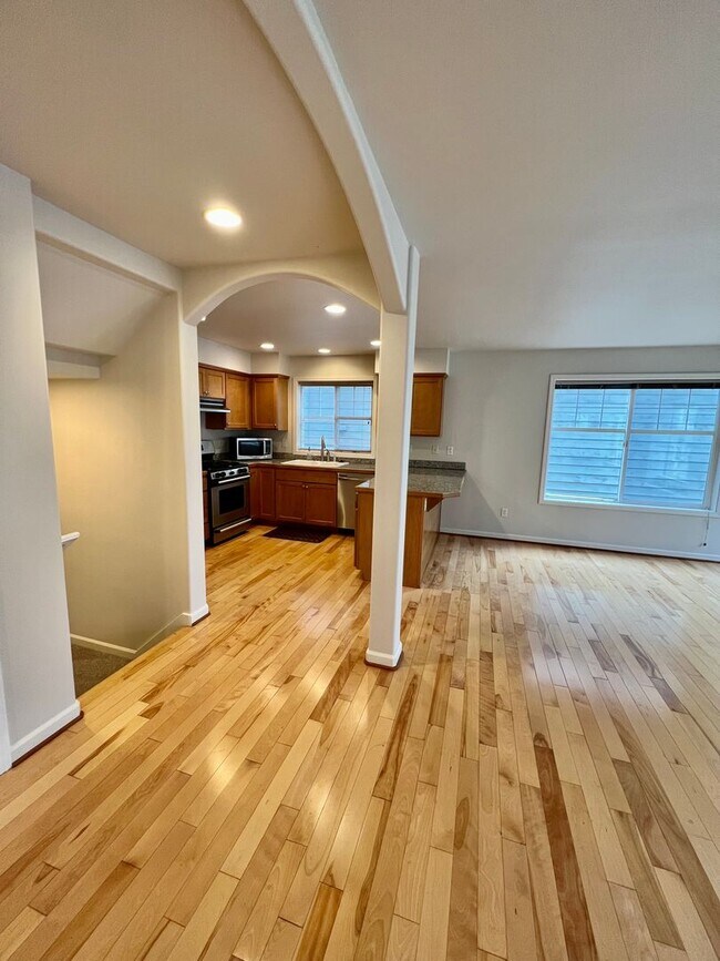 Building Photo - Capitol Hill/Madison Valley Townhouse