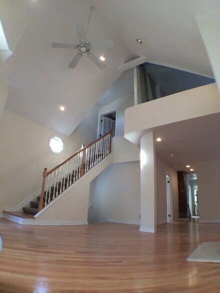 Building Photo - 1142 W Wolfram St