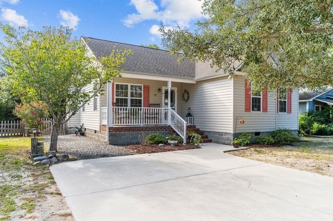 Building Photo - PERFECT "WORK FROM HOME" LOCATION FOR JAN-MAY of 2026