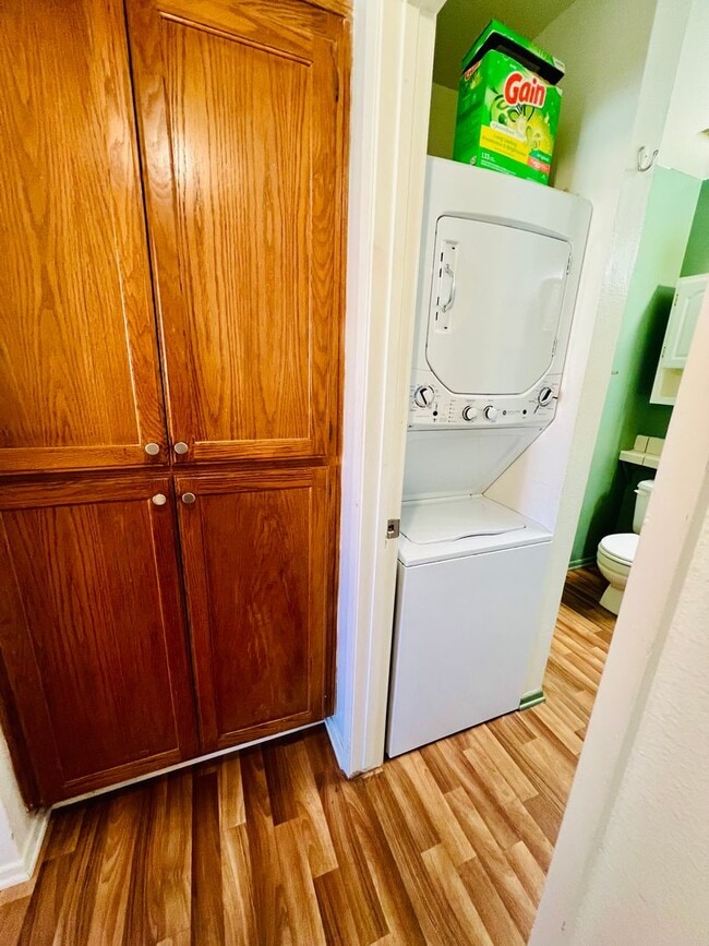 Building Photo - Inviting Gated Community Townhome—Jess Ran...