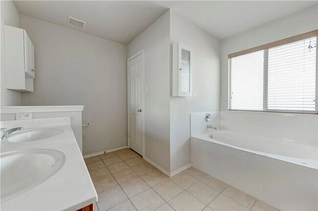 Building Photo - BEAUTIFUL AND SPACIOUS HOME
