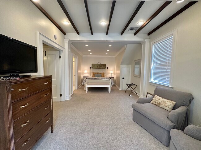 Building Photo - 3027 Chestnut St