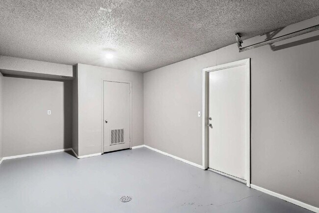 Building Photo - Spacious and updated townhome in Olathe!  1st month is Free!*