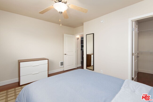 Building Photo - 10982 Roebling Ave