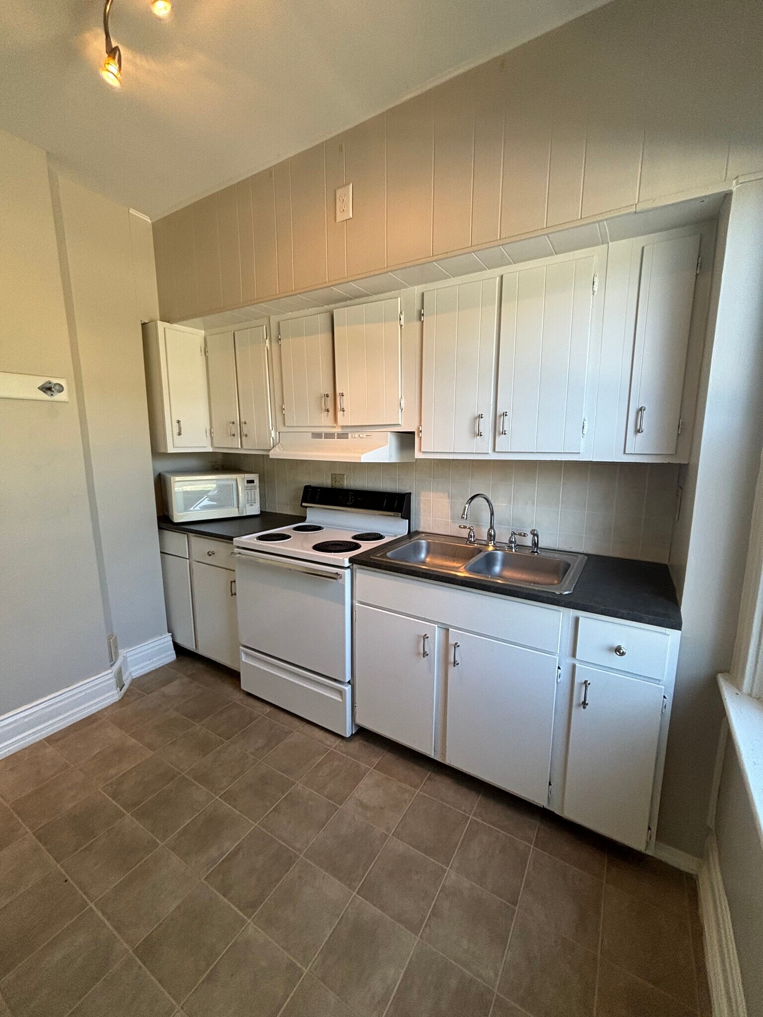 Building Photo - 4822 Oak St