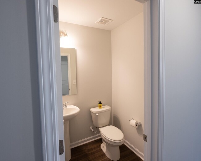 Building Photo - 1042 Begonia Dr