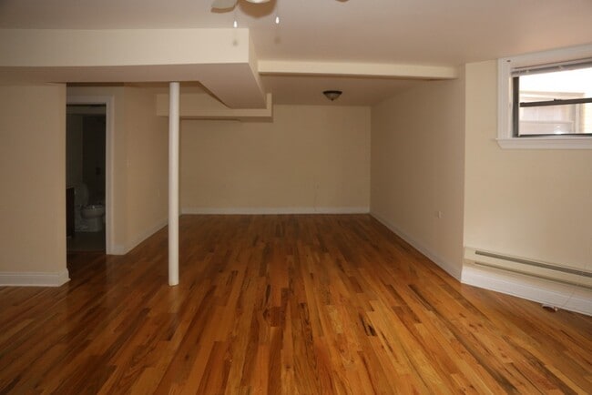 Building Photo - 1133 W Oakdale Ave