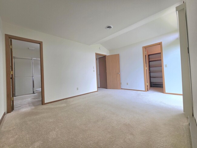 Building Photo - 940 Prairie Dr