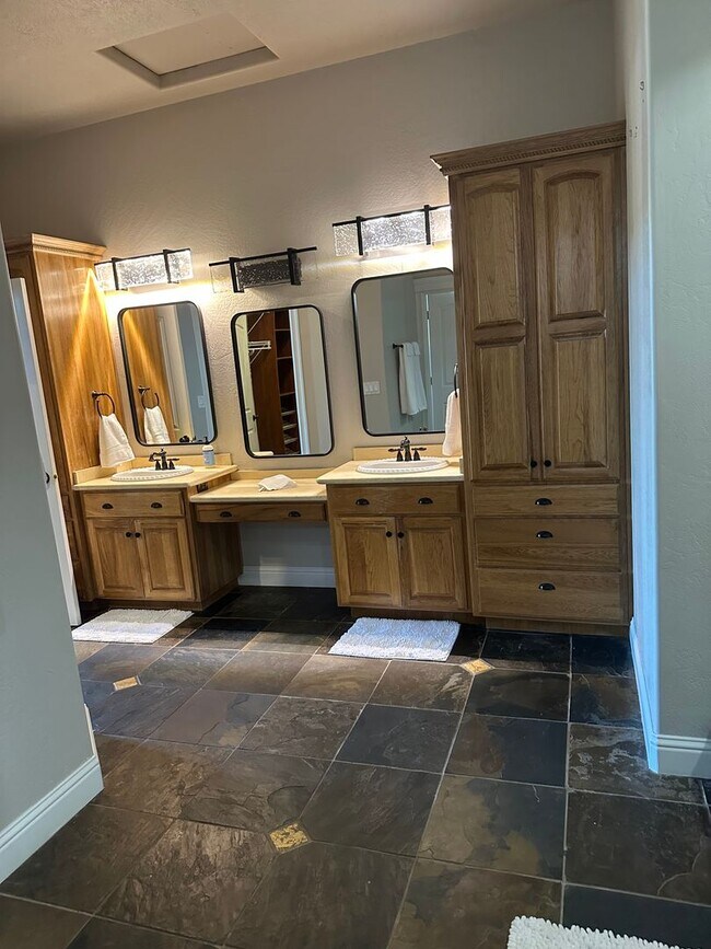 Building Photo - Amazing Price! Amazing Location!