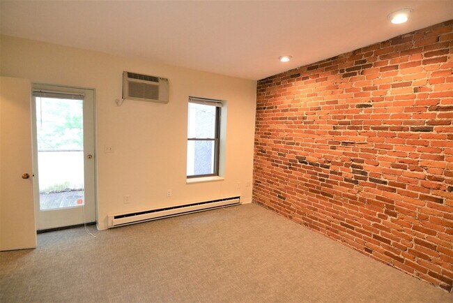 Building Photo - 67 St Germain St