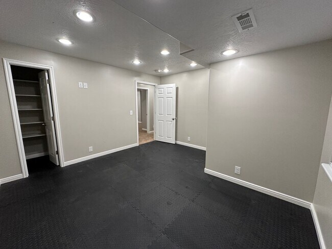 Building Photo - 3231 W 10755 S