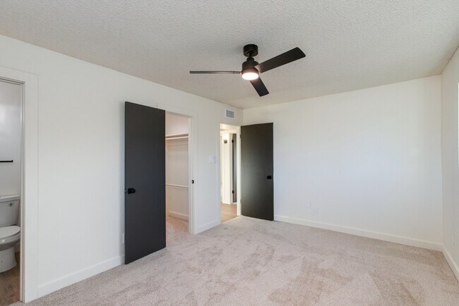 Building Photo - Beautiful 4 Bedroom, 3 Bath Home on an Oversized 18,000 Sq Ft Lot