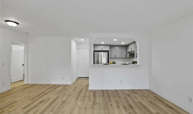 Building Photo - Fully Remodeled 1 Bedroom 1 Bathroom Open ...