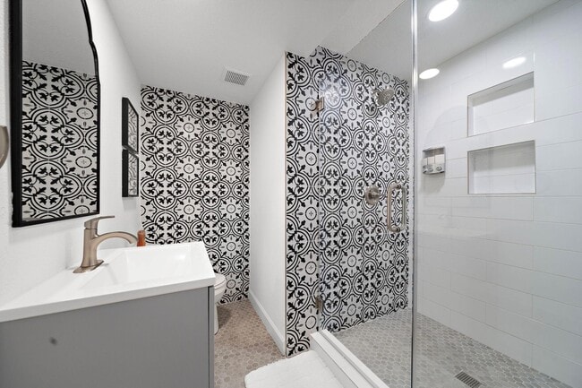 Building Photo - 1631 Castle Ct