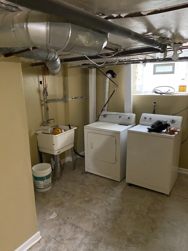 Building Photo - 5643 S Green St