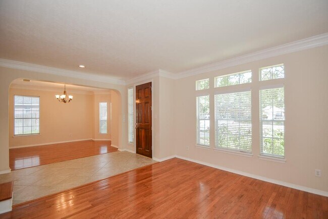 Building Photo - 910 Chinni Ct