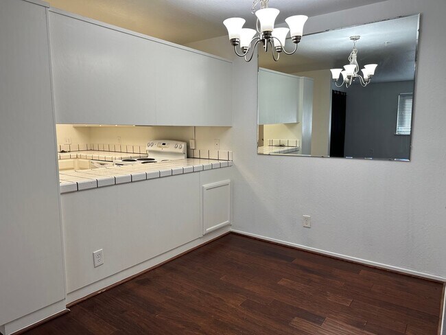 Building Photo - Perfect blend of convenience and comfort 2/2 San Mateo