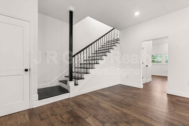Building Photo - 2317 Maple Ave