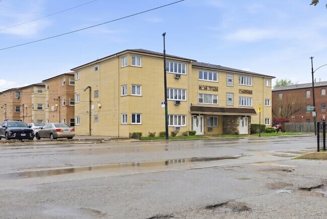 Building Photo - 6555 W Belmont Ave