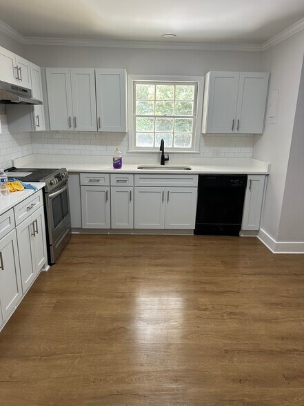 Kitchen - 1915 Birchcrest Dr