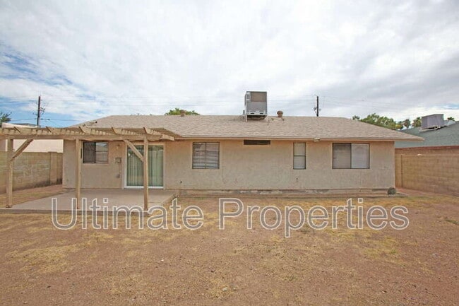 Building Photo - 2808 W Orangewood Ave