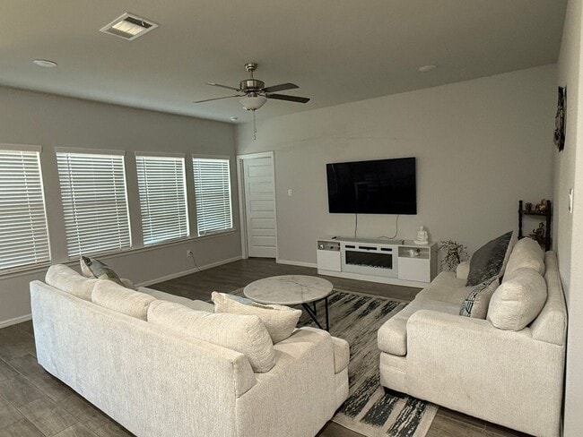 Building Photo - Spacious 5BR House in Pilot Point