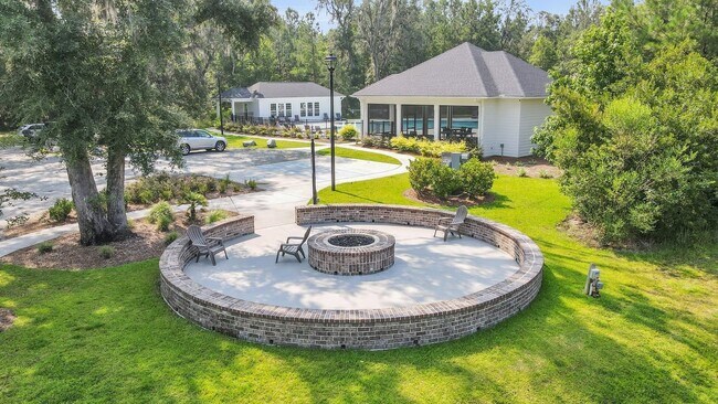 Building Photo - Great location in Richmond Hill