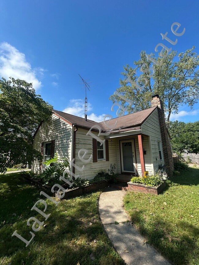 Primary Photo - Cute 2 bedroom, 1 bath home on a corner lo...
