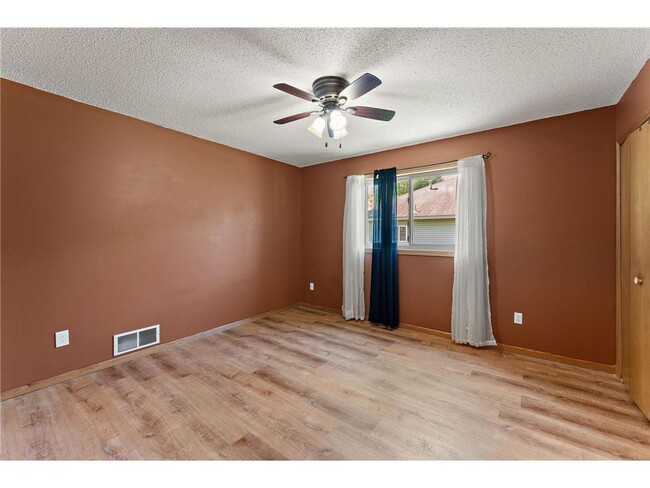 Building Photo - 5785 Yucca Ln N