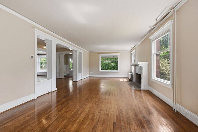 Building Photo - 5Bd/2.5Ba Everett Home