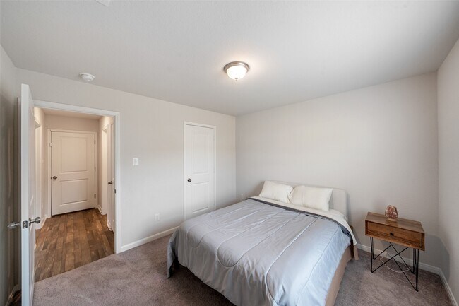 Building Photo - 2224 Cedar Vly Dr