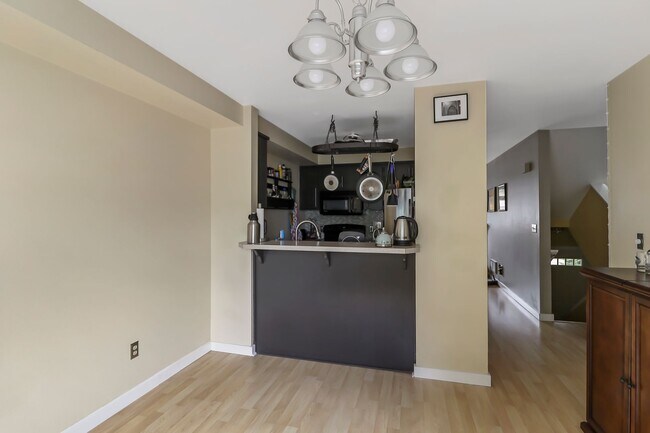 Building Photo - 2 Bed 2 Bath - Craftsman Condo - NAS Whidbey