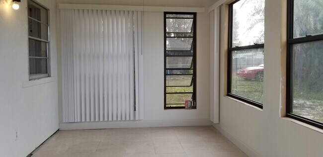 Building Photo - S. BISCAYNE & TAMIAMI TRAIL / 2 bedroom home / $ 1450