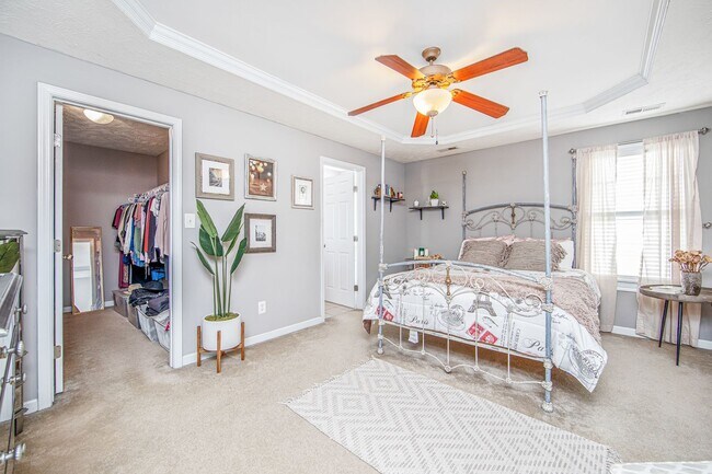 Building Photo - Good size home East of Raeford