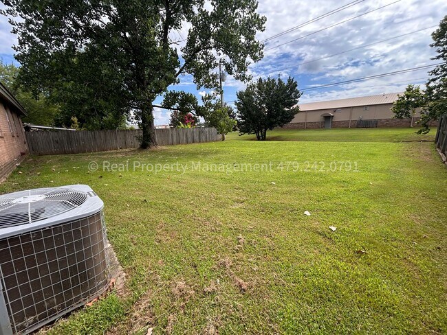 Building Photo - HALF OFF MOVE IN RENT! Cute 3 Bed 1.5 Bath Home ready NOW!