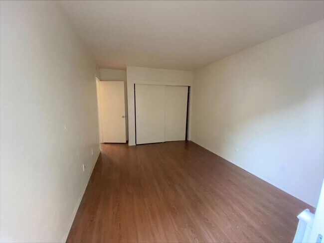 Building Photo - Awesome PL Location! Exclusive Garage! Balcony!