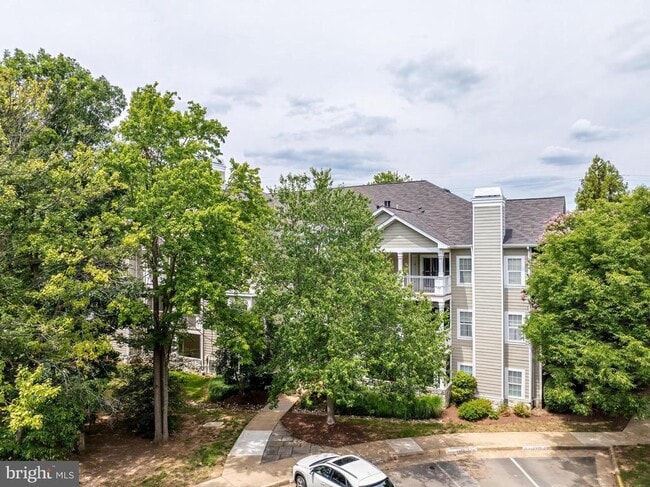 Building Photo - 1700 Lake Shore Crest Dr