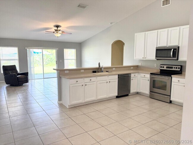 Building Photo - 2182 SW Idaho Ln