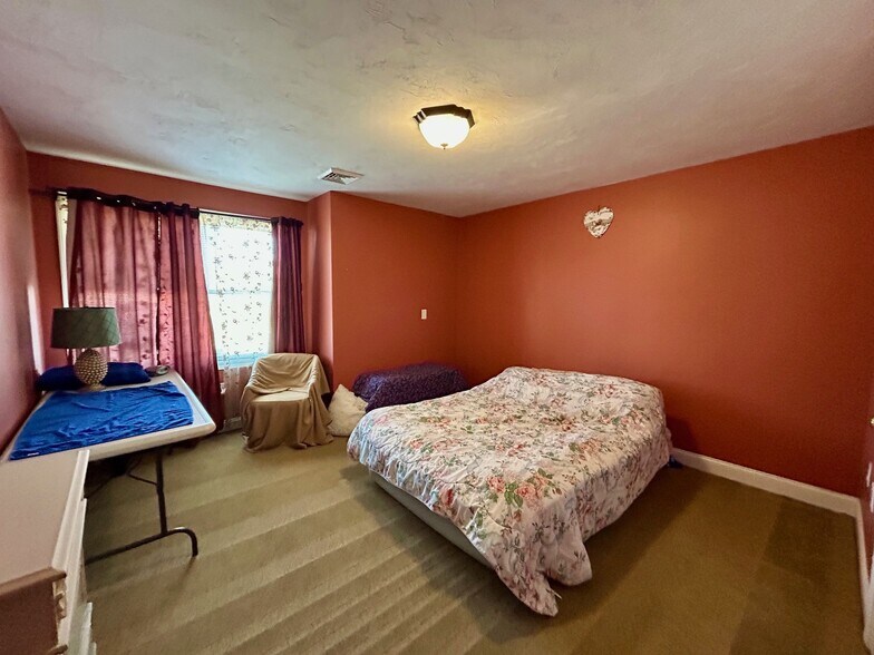 Primary Bedroom - 407 Main St