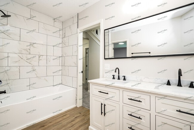 Building Photo - 148 W Park Ave