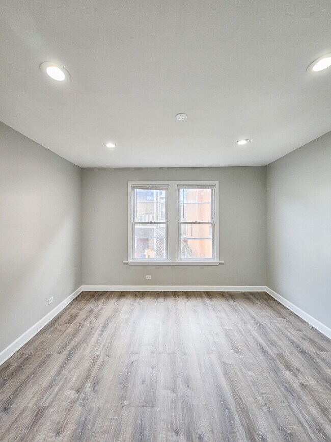 Building Photo - 1925 W Warner Ave