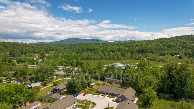 Building Photo - 21 Catawba Valley Ct
