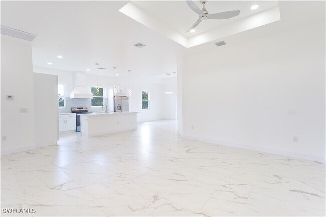 Building Photo - 2561 Sunniland Blvd