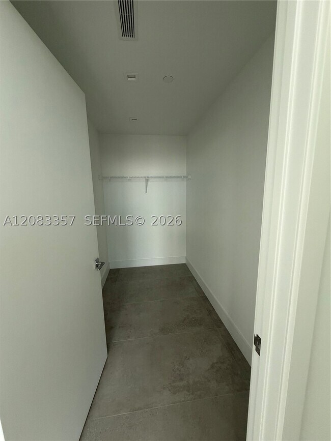 Building Photo - 2411 Laguna Cir