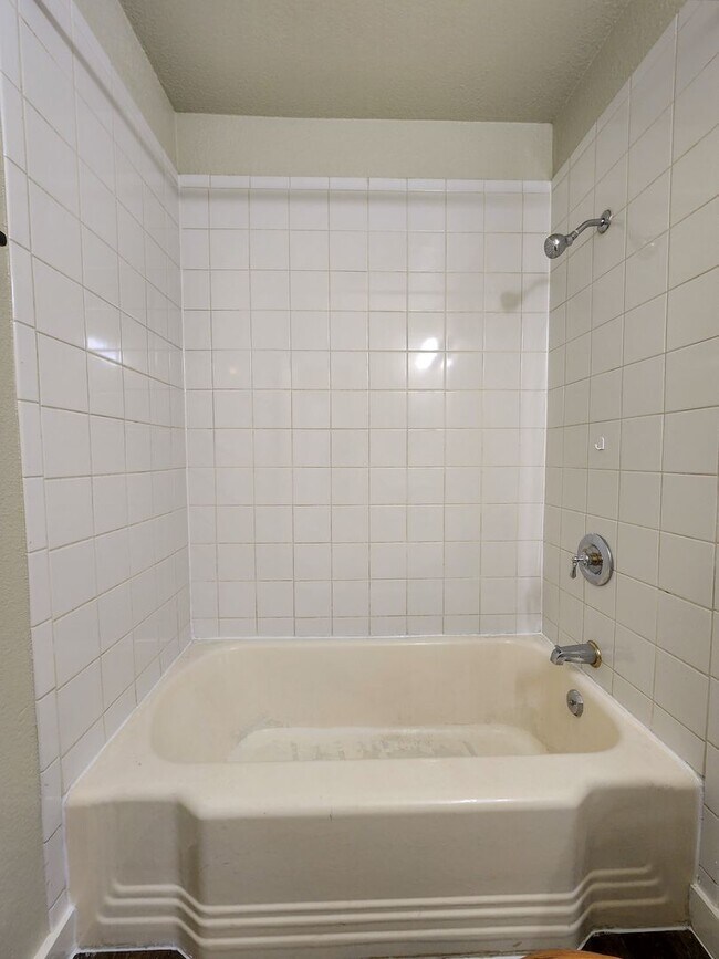 Building Photo - Newly Renovated 3 bedroom 1 bath home in Shawnee