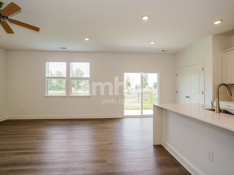 Building Photo - 9032 Lucy Dr
