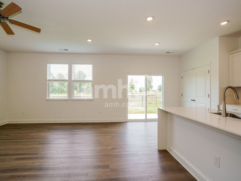 Building Photo - 9059 Lucy Dr